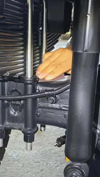 Shock absorber and axle mounting point